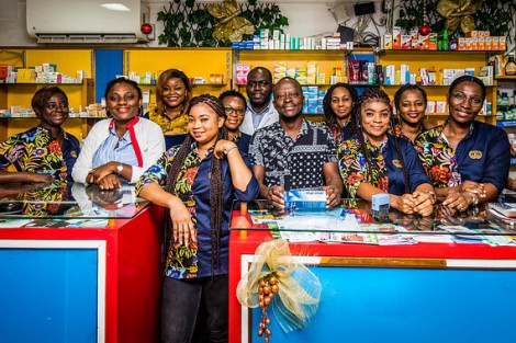 Felix Kango Yao (5.v.r.) mit seinen Mitarbeiter*innen in der Apotheke Felix Kango Yao (5.v.r.) mit seinen Mitarbeiter*innen in der Apotheke