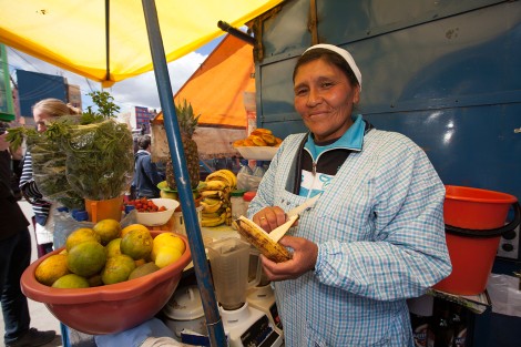 Mit Kleinkrediten der Banco Fie konnte Betty Sebacollo ihren Saftstand im Mercado Rodríguez in La Paz ausbauen.